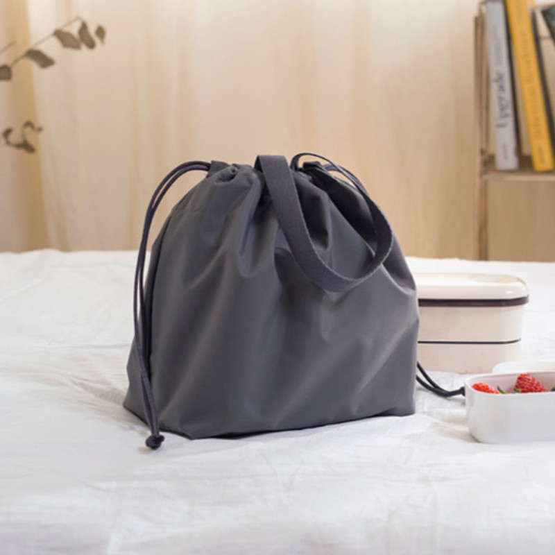 Example of use - Travelus air bag drawstring medium shoulder tote bag Example of use - Travelus air bag drawstring medium shoulder tote bag