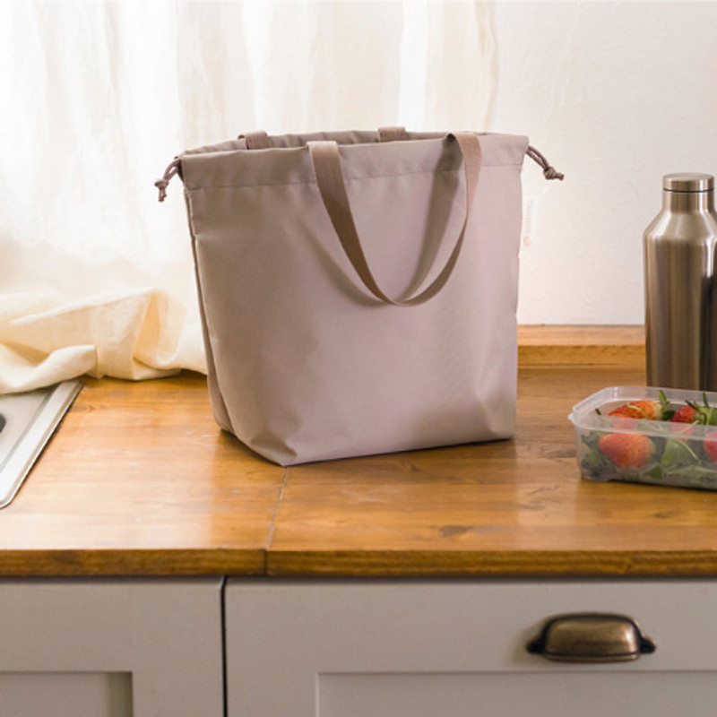 Example of use - Travelus air bag drawstring medium shoulder tote bag Example of use - Travelus air bag drawstring medium shoulder tote bag