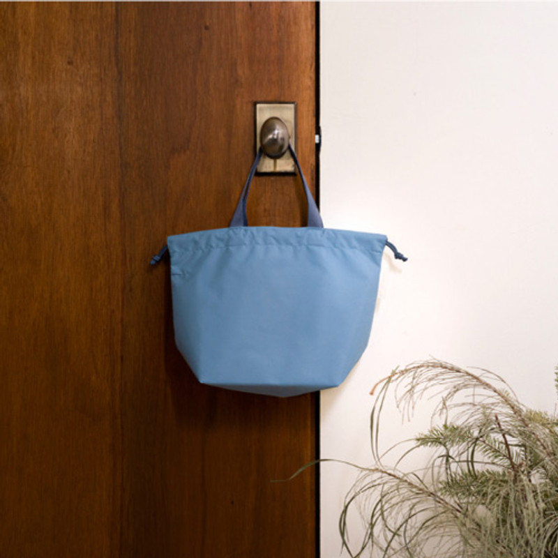 Example of use - Travelus air bag drawstring medium shoulder tote bag Example of use - Travelus air bag drawstring medium shoulder tote bag