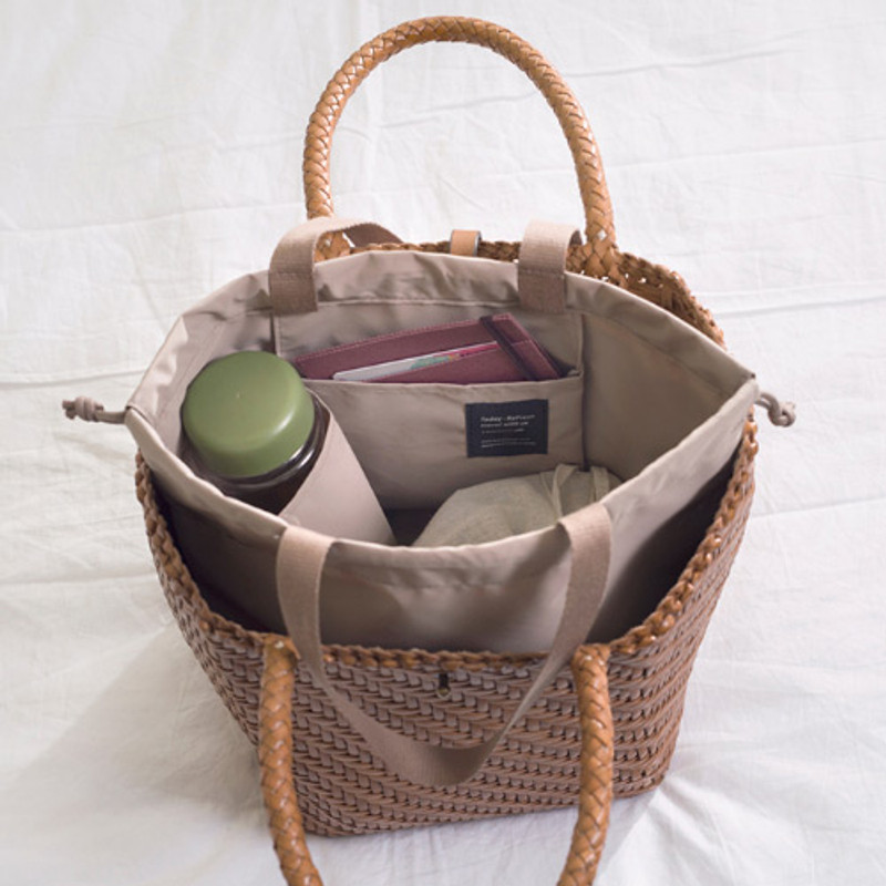 Example of use - Travelus air bag drawstring medium shoulder tote bag Example of use - Travelus air bag drawstring medium shoulder tote bag