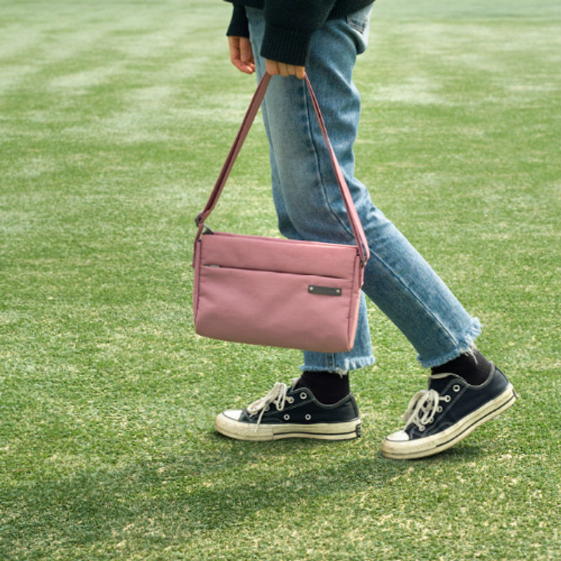 Example of use - Byfulldesign Travelus minimal crossbody bag for walking