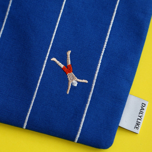 Example of use - Dailylike Embroidery rectangle fabric zipper pouch - Swimming