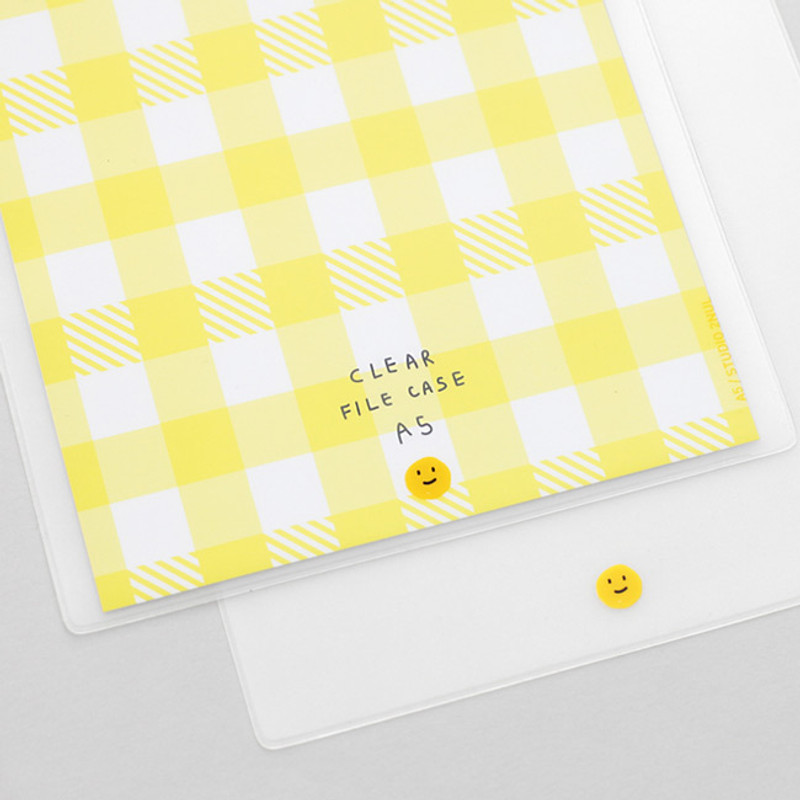 Example of use - 2NUL Smile A5 size clear snap file folder case pouch Example of use - 2NUL Smile A5 size clear snap file folder case pouch