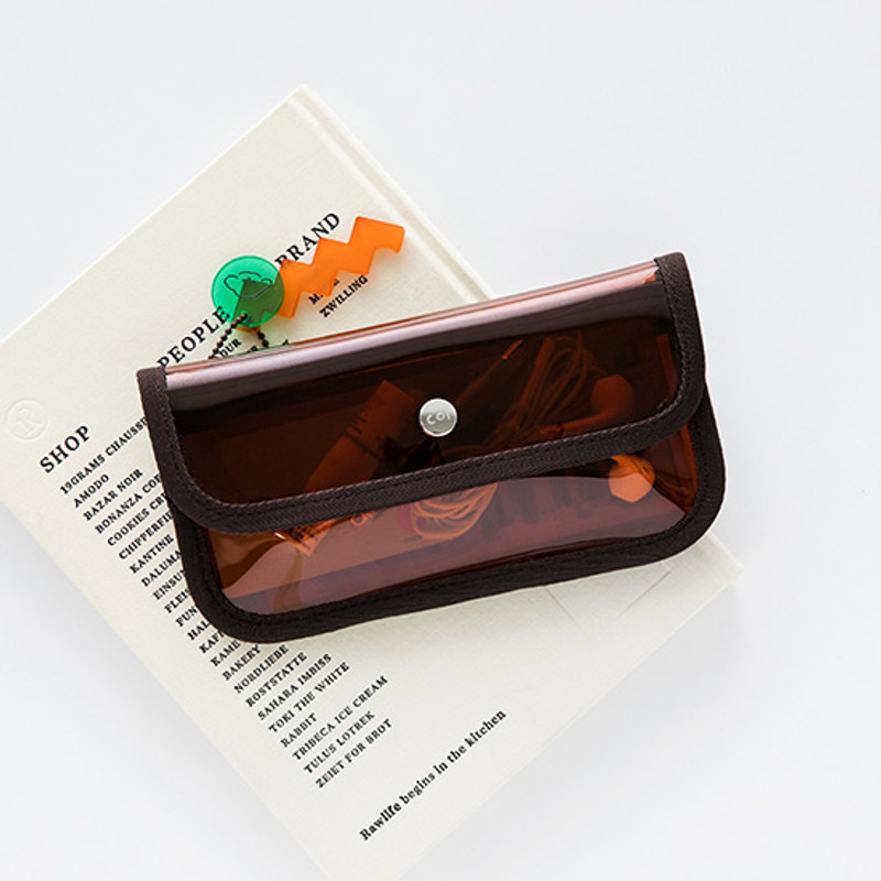 Example of use - Livework Coi clear PVC snap button clutch bag pouch Example of use - Livework Coi clear PVC snap button clutch bag pouch