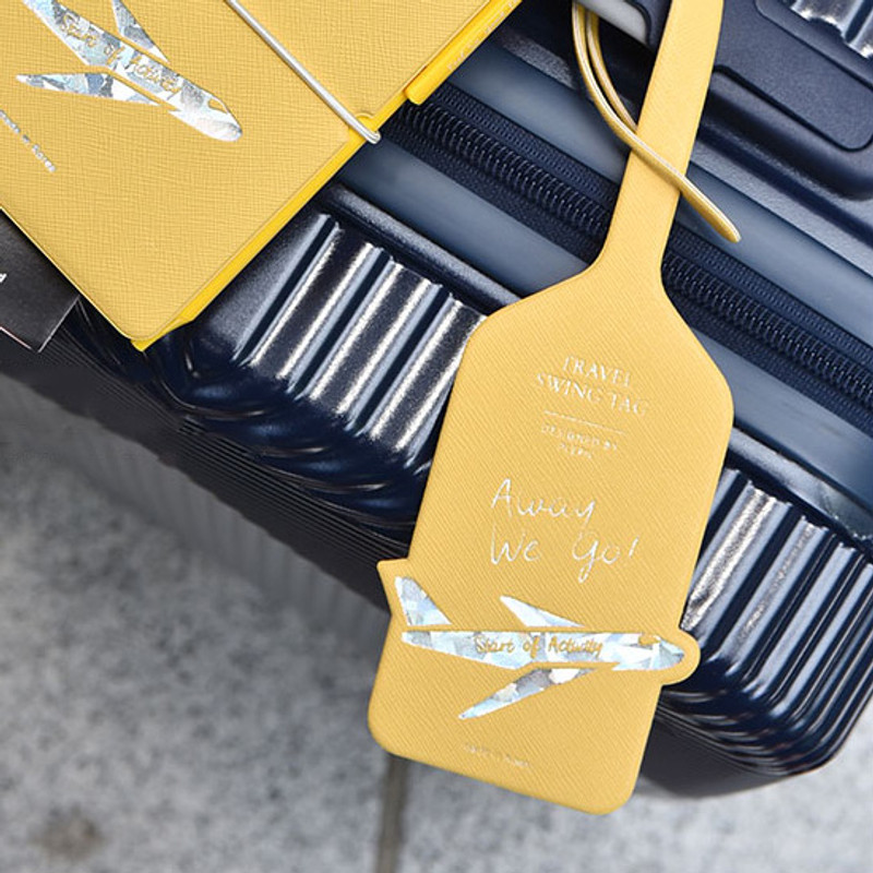 Example of use - Play Obje Away we go hologram travel swing luggage name tag