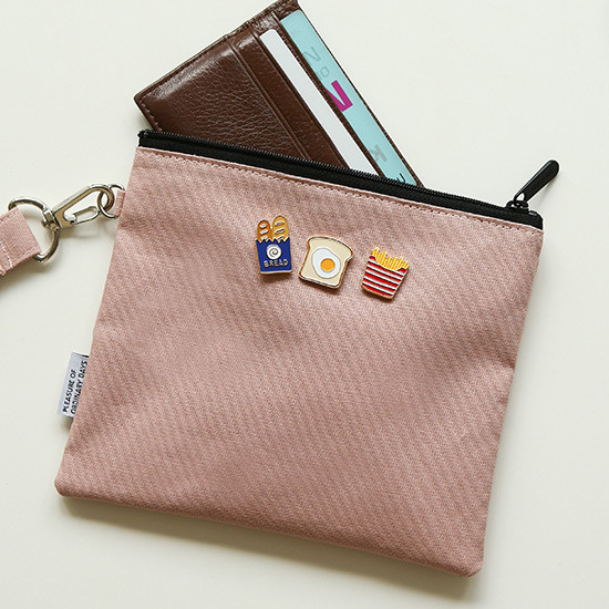 Example of use - Dailylike Oxford cotton flat zipper pouch with a strap