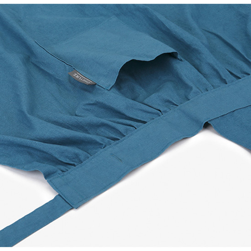 Detail of Dailylike Midnight blue frill linen cross back apron Detail of Dailylike Midnight blue frill linen cross back apron