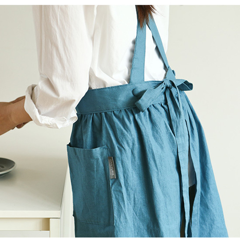 Example of use - Dailylike Midnight blue frill linen cross back apron Example of use - Dailylike Midnight blue frill linen cross back apron
