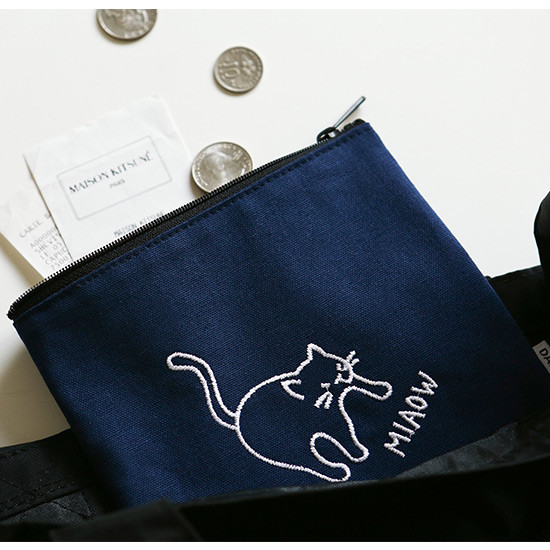 Usage example - Dailylike Embroidery rectangle fabric zipper pouch - Miaow