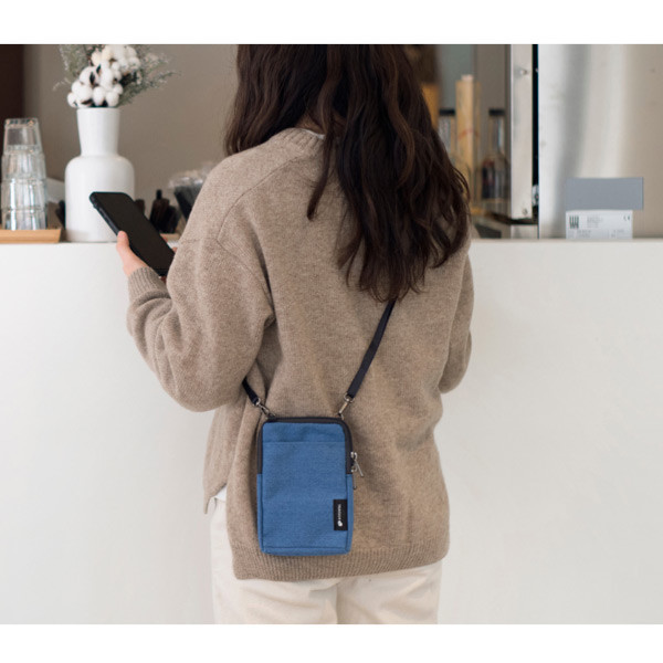 bag with detachable strap