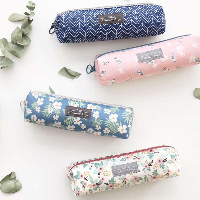 Iconic Comely pattern zipper pencil case