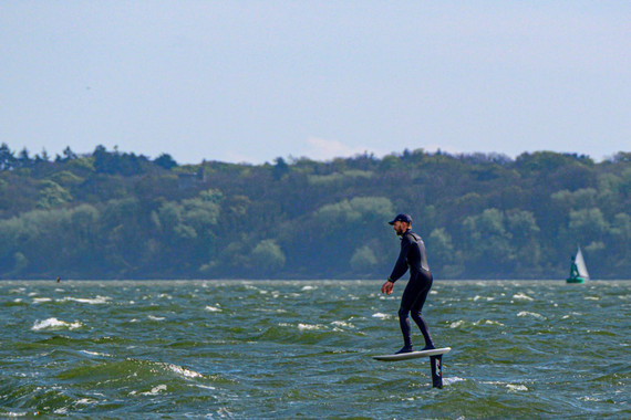 Downwinding and Parawinging in the Solent