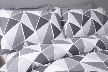 LEO Shapes Geometric Triangle Print Reversible Duvet Cover Set