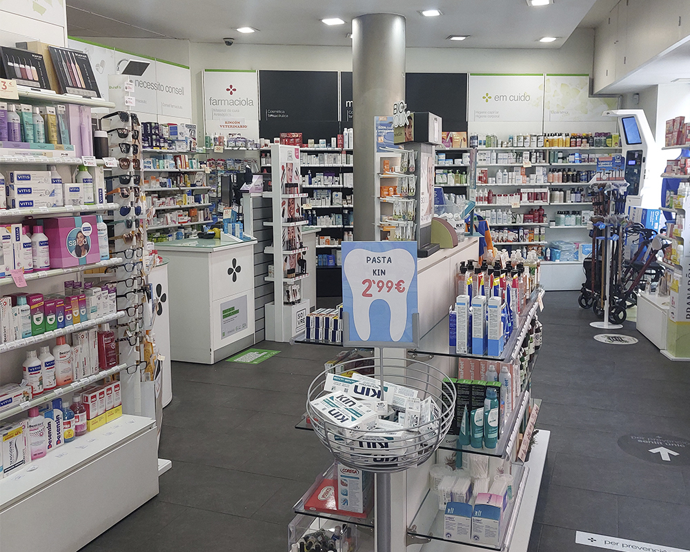 Interior de Farmacia Carmen Ortiz en Benacazón (Sevilla)