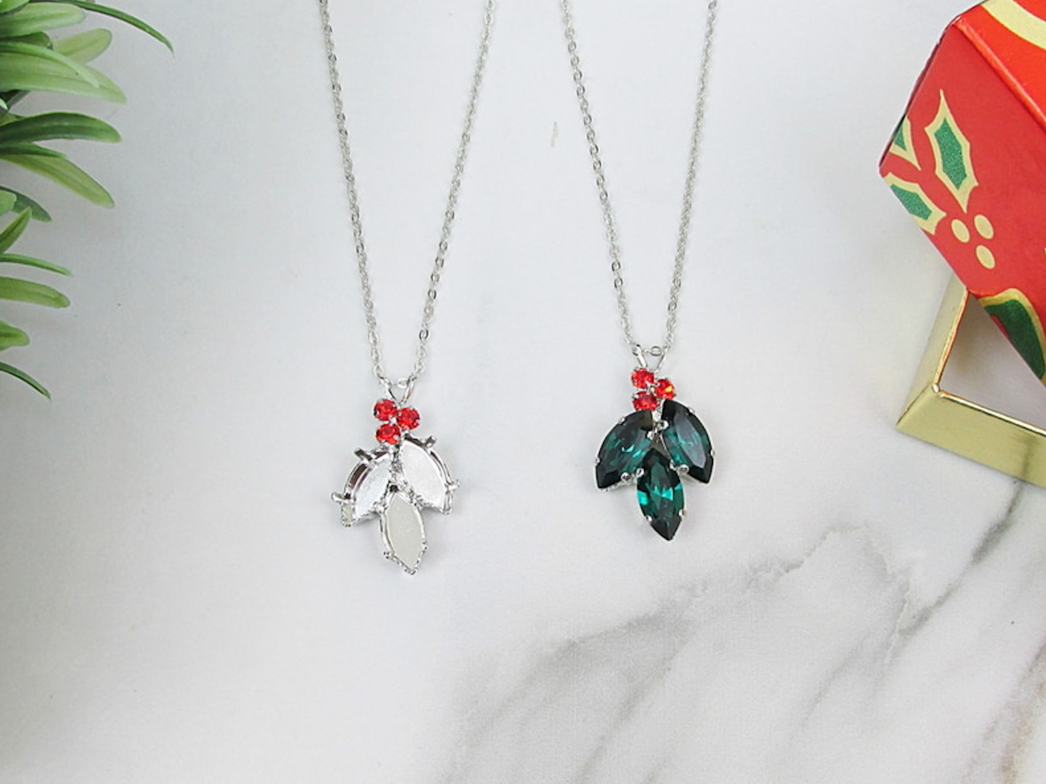 Empty Necklace | Christmas Holly
