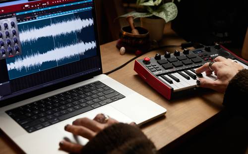 Akai MPK Mini Play Keyboard with Built-in Speakers Akai MPK Mini Play Keyboard with Built-in Speakers