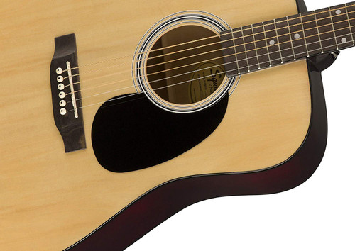 Squier by Fenderのアコースティックギター用ソフトケースとギター Squier by Fenderのアコースティックギター用ソフトケースと