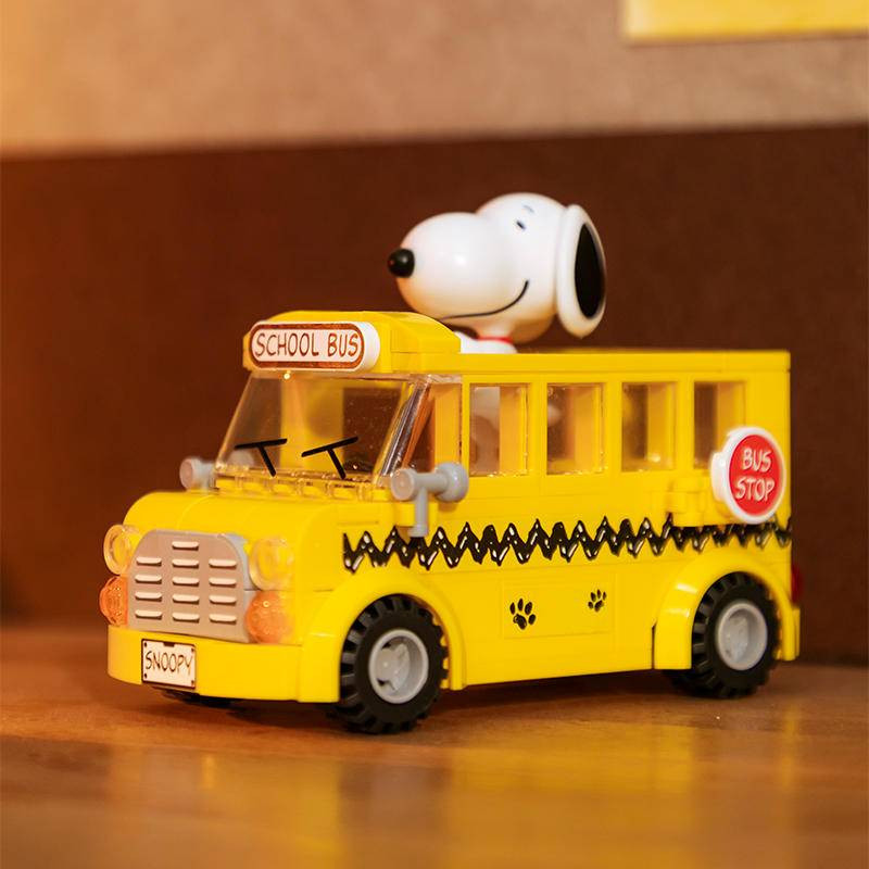 Pantasy Peanuts School Bus – Classic Peanuts Collectible Building Set