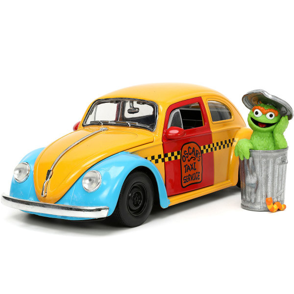 Sesame Street 1959 Volkswagen Beetle 1:24 Scale Die-Cast Metal Vehicle with Oscar the Grouch Figure