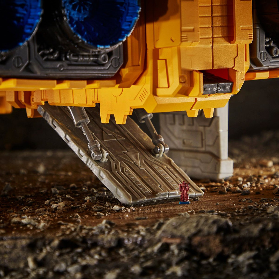 Transformers War for Cybertron Kingdom Titan Autobot Ark