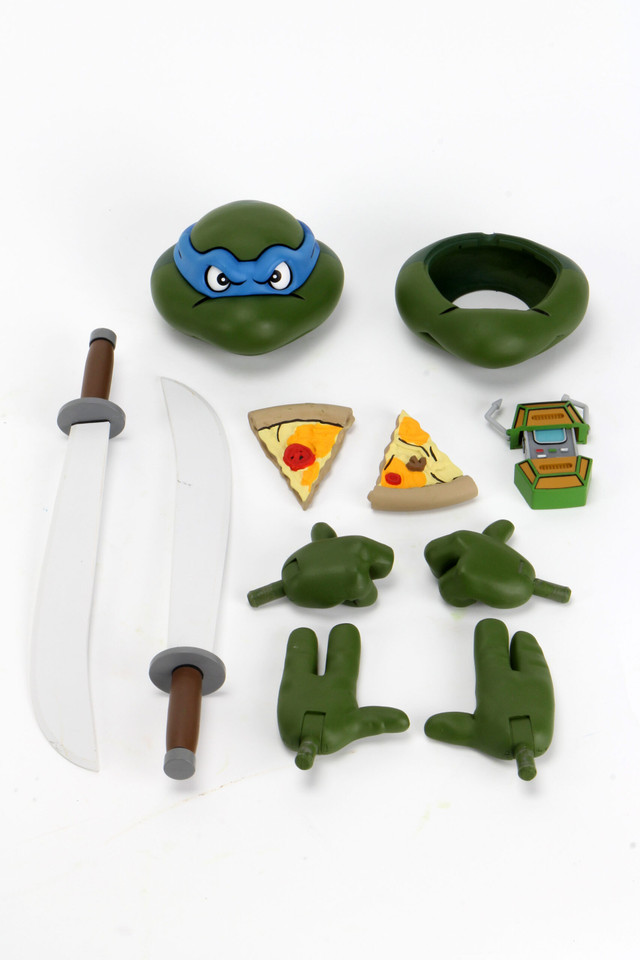 NECA Teenage Mutant Ninja Turtles Leonardo Cartoon Version 1:4 Scale Action Figure