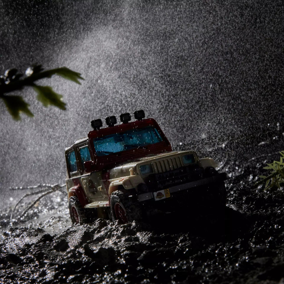 Transformers Collaborative Jurassic Park x Transformers Dilophocon and Autobot JP12