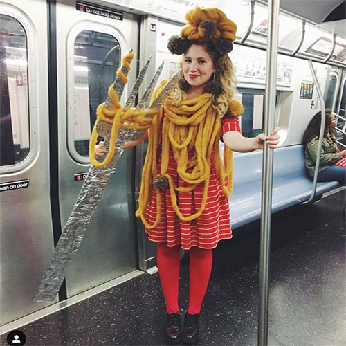 Femme en Robe de Spaghetti avec Boulettes de Viande dans le metro de New York