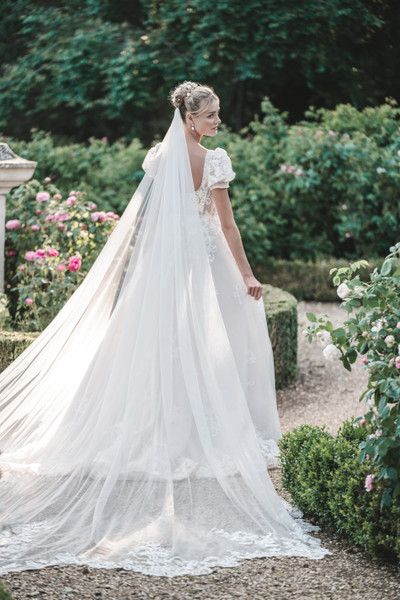 Beautiful And Elegant Bridal Veils For Brides - Pantora - Pantora Inc.