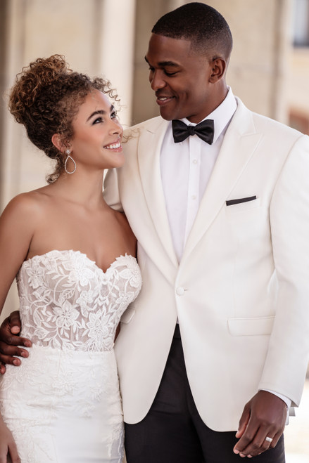 Diamond White Peak Lapel Tuxedo