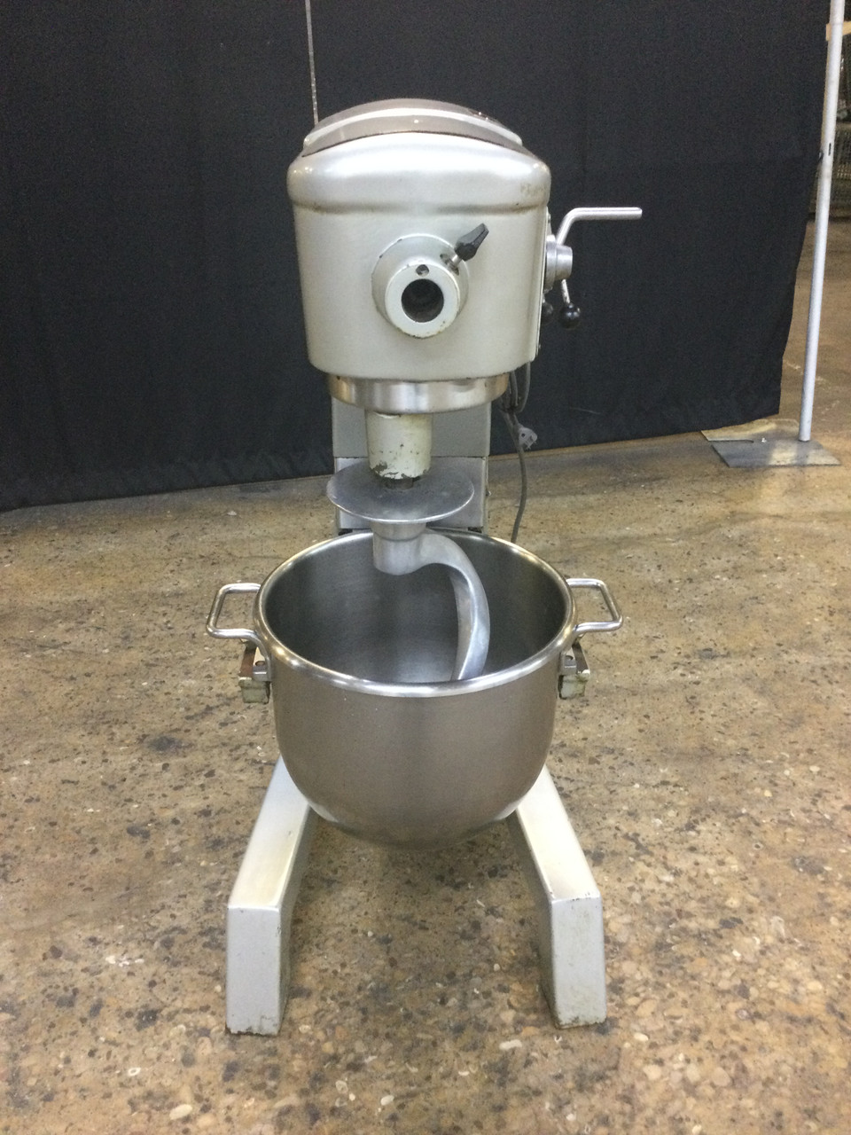 Nice! Hobart 30 Qt Dough Mixer with Bowl 1 Attachment