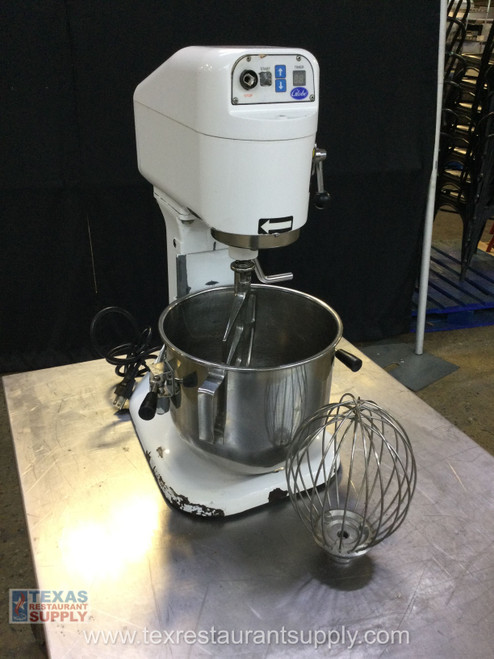Globe 8 Qt Countertop Mixer With Bowl 2 Attachment.