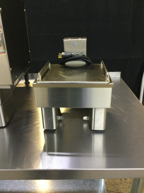 Bunn Dual Coffee Brewer With Soft Heat Serving Stand.