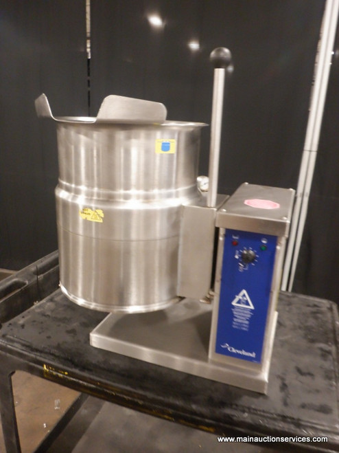 CLEVELAND ELECTRIC 6 GAL STEAM KETTLE.