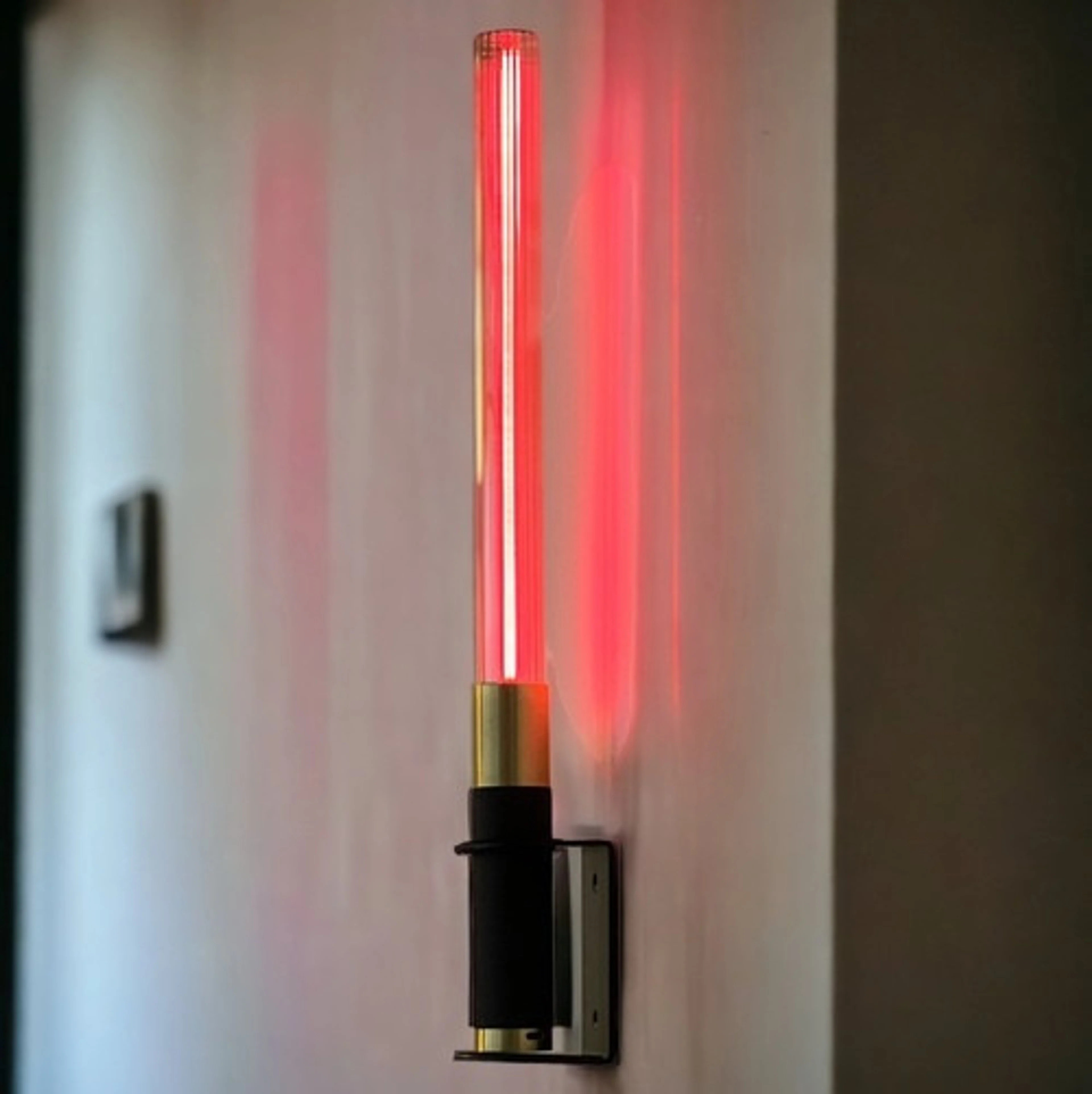Helios Noir / Doré avec lampe led rose