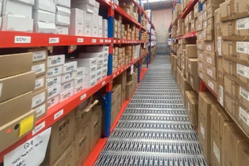 Warehouse shelving lanes walkway layout