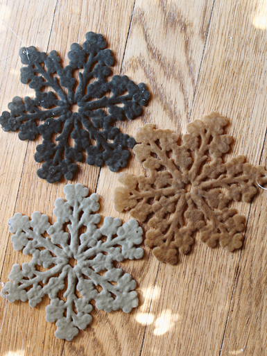 Flocked snowflake with rounded ends - L.A. Green