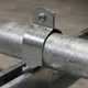 Con-X Paquete de 100 Abrazaderas Unicanal para Tubo Conduit de 1 1/2 Pulgadas, Soporte de Acero C.14 para Riel Unicanal 100-AUNP112x100