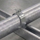 Con-X Paquete de 100 Abrazaderas Unicanal para Tubo Conduit de 1 1/4 Pulgadas, Soporte de Acero C.14 para Perfil Unicanal 100-AUNP114x100