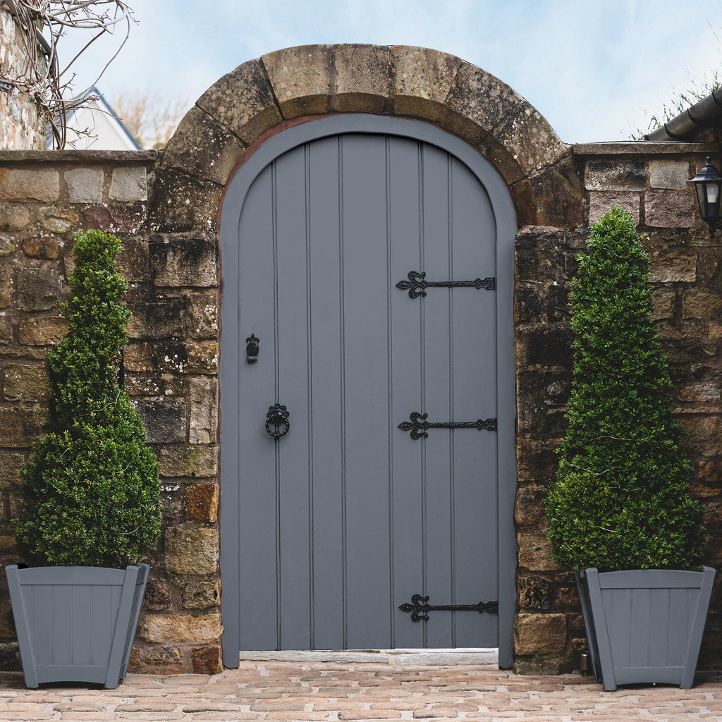 Benjamin Blue Paint - 108975_GATE_AND_POTS.jpg