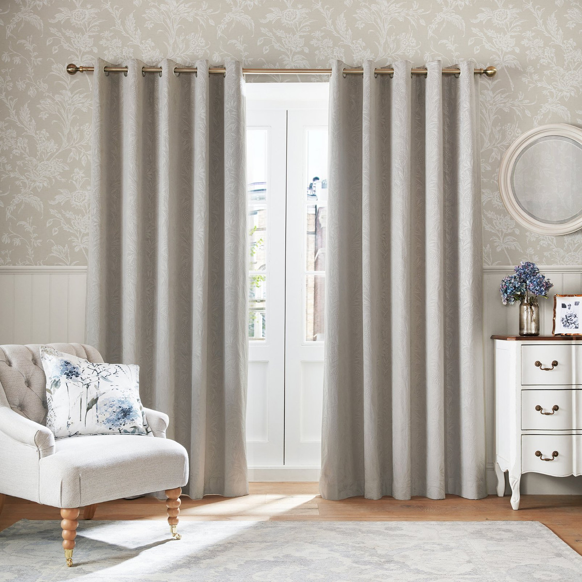 Laura Ashley Lloyd Dove Grey Wallpaper - 127391_ROOMSET_LLOYD DOVE GREY_02.jpg