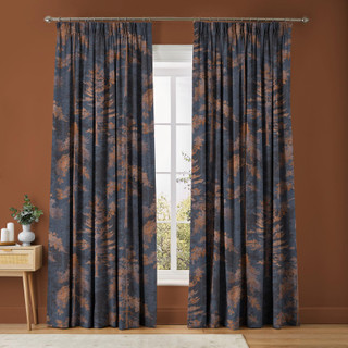 Norse Forest marineblauw met schorsgrijs gordijnen
