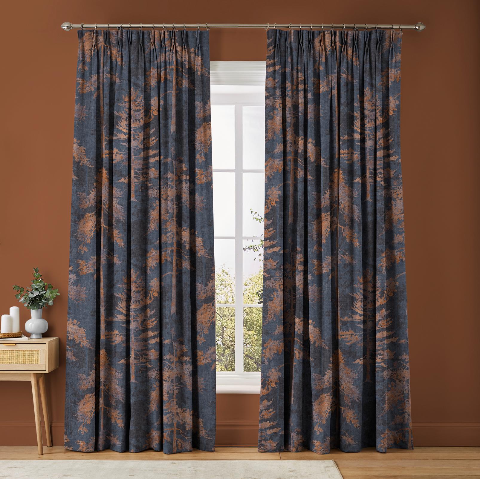 Norse Forest marineblauw met schorsgrijs gordijnen