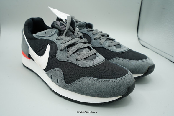 Nike Venture Runner Black Iron Grey - Flash Crimson Mens (Size 9)