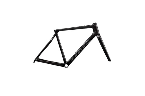 V31 GLOSS CARBON LOGO M