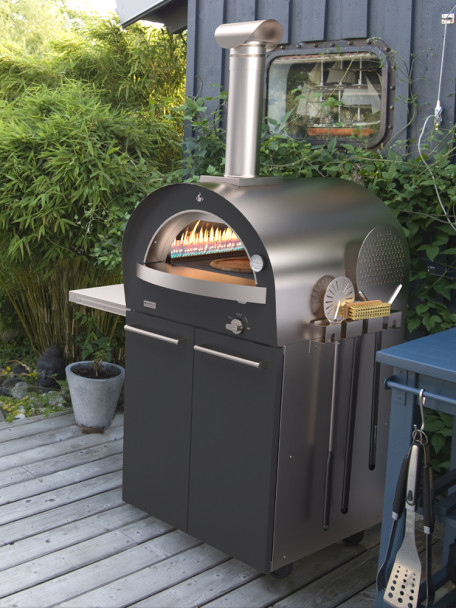 Genio Pizza Oven in use