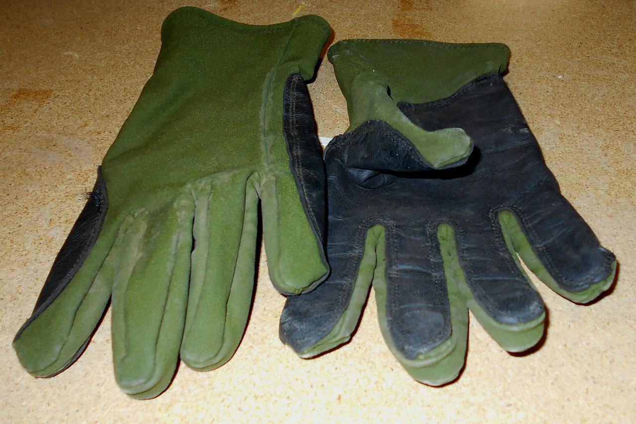 Genuine Canadian Forces Surplus Green Gloves