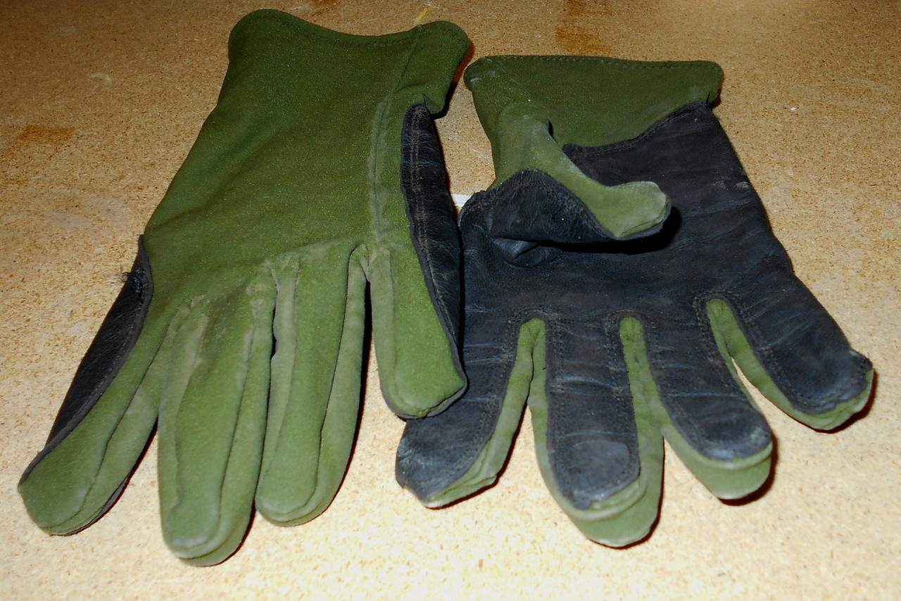 Canadian Forces Surplus Mortar Green Gloves