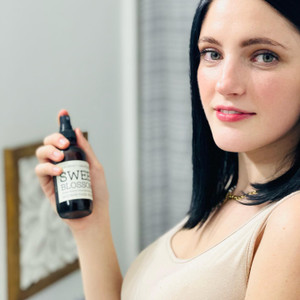 A long cool drink of heavy water for tight skin. Use as a tonique or spritz for dryness throughout the day on the face, body, hair or anywhere you experience dryness. This precious Hydrosol tonique is extremely multi-purpose in nature as it so efficiently moisturizes the skin, and acts as a non-astringent toner. Orange Blossom Hydrosol, Organic Witch Hazel, Sorghum Bicolor Bran Extract, Vegetable derived Hyaluronic Acid deeply infuse much needed hydration into tired, fragile, tight and very water and oil dry skin types. Beautifully and naturally fragranced floral hydrosol, uplifting, calming and soothing to the skin and mood. A long cool drink of heavy water for tight skin. Use as a tonique or spritz for dryness throughout the day on the face, body, hair or anywhere you experience dryness. This precious Hydrosol tonique is extremely multi-purpose in nature as it so efficiently moisturizes the skin, and acts as a non-astringent toner. Orange Blossom Hydrosol, Organic Witch Hazel, Sorghum Bicolor Bran Extract, Vegetable derived Hyaluronic Acid deeply infuse much needed hydration into tired, fragile, tight and very water and oil dry skin types. Beautifully and naturally fragranced floral hydrosol, uplifting, calming and soothing to the skin and mood.