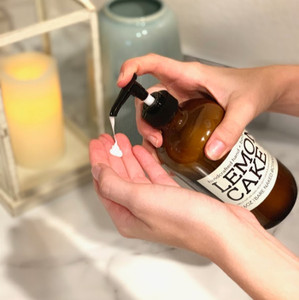Smell like dessert—without the sugar crash. Our Lemon Cake Body Cream is a plant-based treat for your skin, infused with the bright, citrusy zing of lemon essential oil and the warm, nutty sweetness of almond. The scent is a dead ringer for freshly baked lemon cake—uplifting, nostalgic, and completely irresistible. Smell like dessert—without the sugar crash. Our Lemon Cake Body Cream is a plant-based treat for your skin, infused with the bright, citrusy zing of lemon essential oil and the warm, nutty sweetness of almond. The scent is a dead ringer for freshly baked lemon cake—uplifting, nostalgic, and completely irresistible.