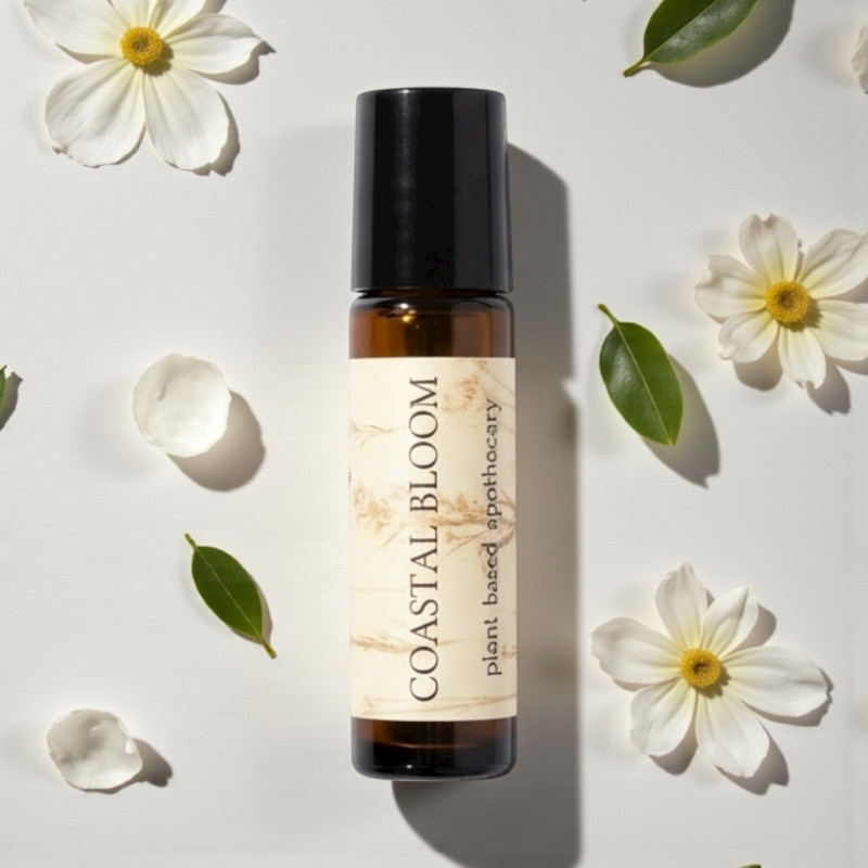 Breathe in the soft serenity of the coast with Coastal Bloom,  a radiant blend of tropical warmth and airy florals. Creamy coconut and smooth sandalwood drift together with sunlit notes of pink grapefruit, tangerine, and lime, while whispers of lavender and violet add a breezy floral lift.